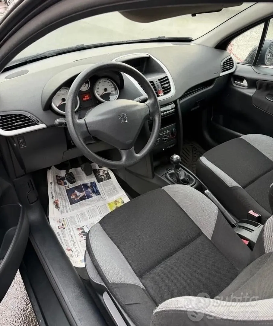 Peugeot 207 2010 photo 2