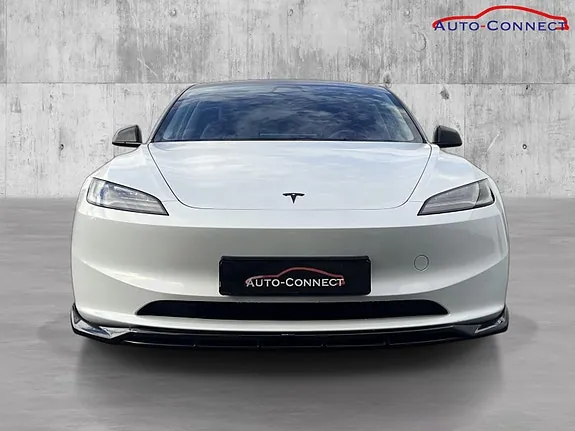 Tesla Model 3 2024 photo 2