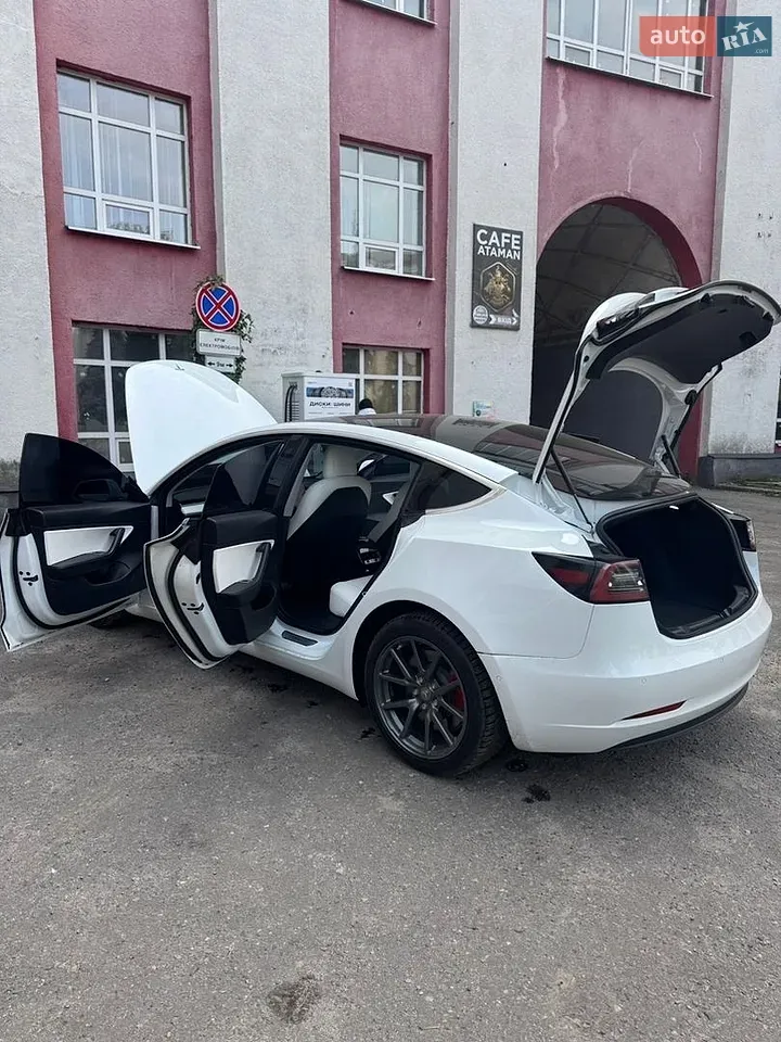 Tesla Model 3 2020 photo 3