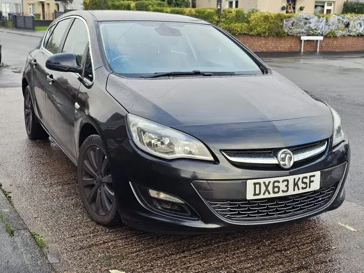Vauxhall Astra 2013 photo 2
