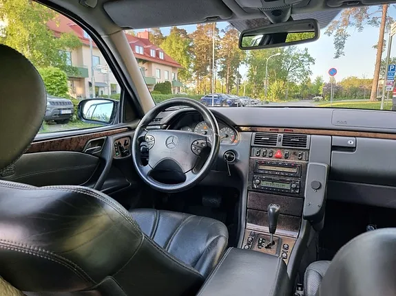 Mercedes-Benz E55 2000 photo 3
