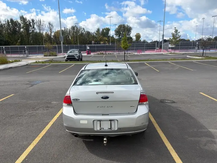 Ford Focus 2010 photo 2