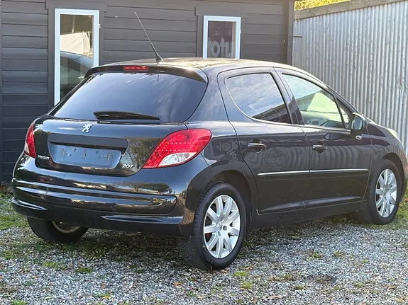 Peugeot 207 2011 photo 3