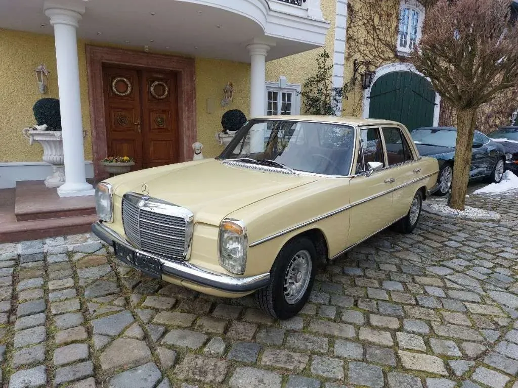 Mercedes-Benz E-Class 1972 photo 3