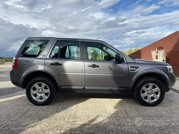 Land Rover Freelander 2012 photo 4