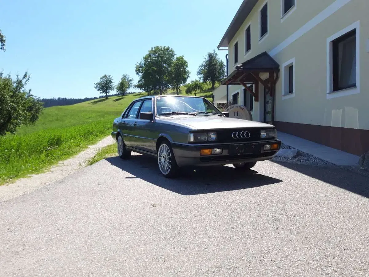 Audi 90 1985 photo 2