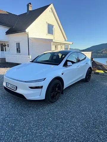 Tesla Model Y 2025 photo 2