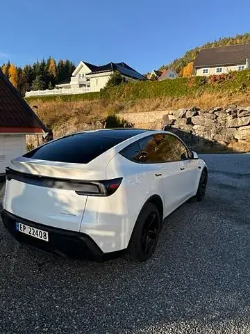 Tesla Model Y 2025 photo 5