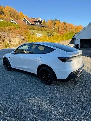 Tesla Model Y 2025 photo 3