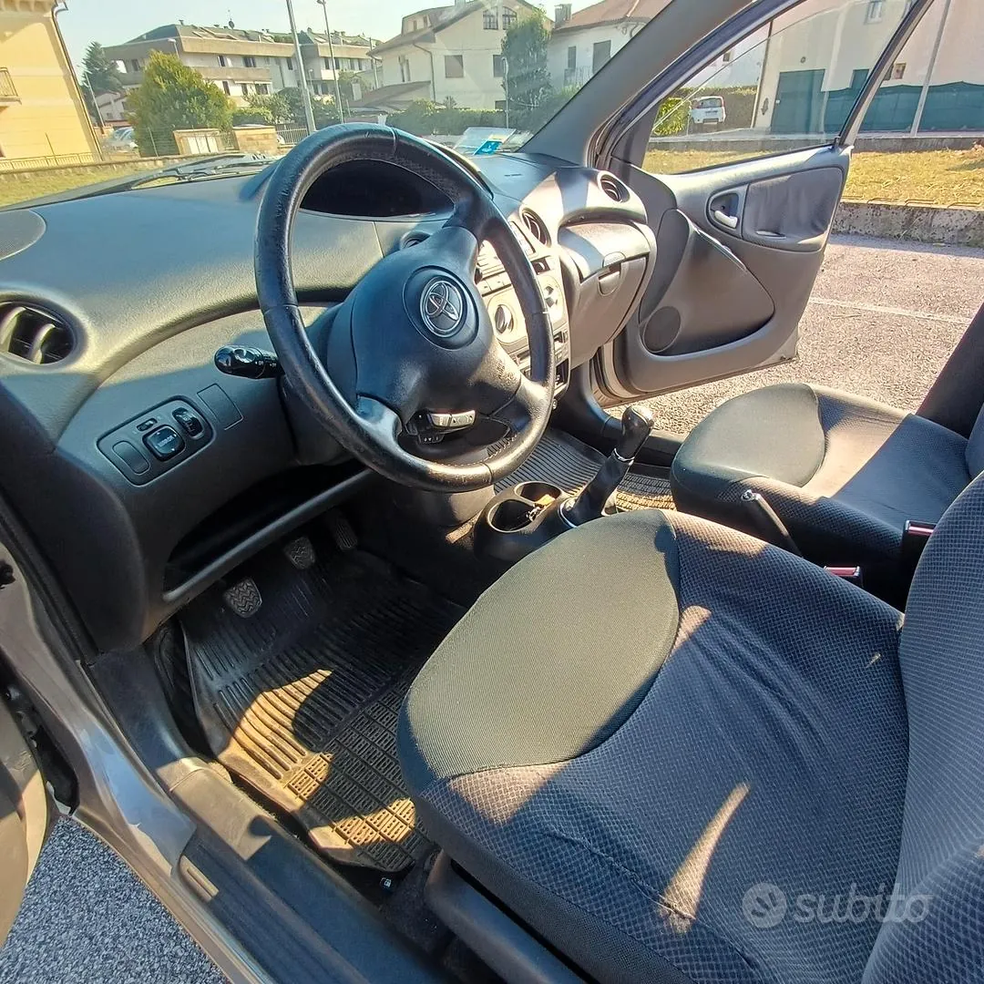 Toyota Yaris 2003 photo 4