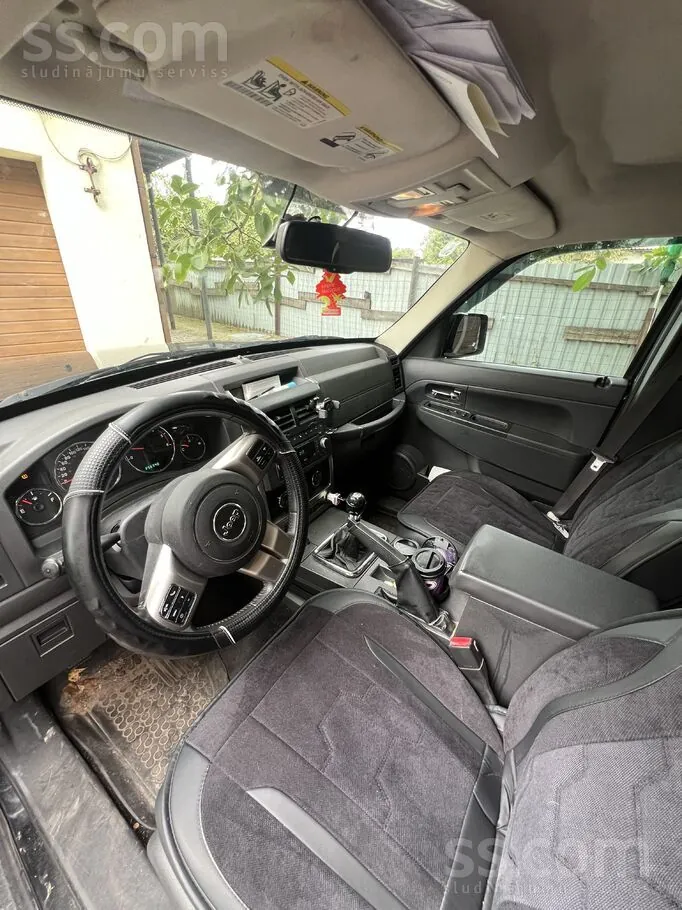 Jeep Cherokee 2011 photo 3