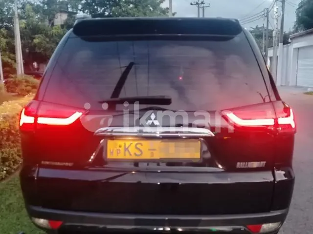 Mitsubishi Montero 2011 photo 2