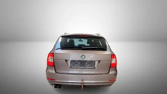 Skoda Superb 2010 photo 4