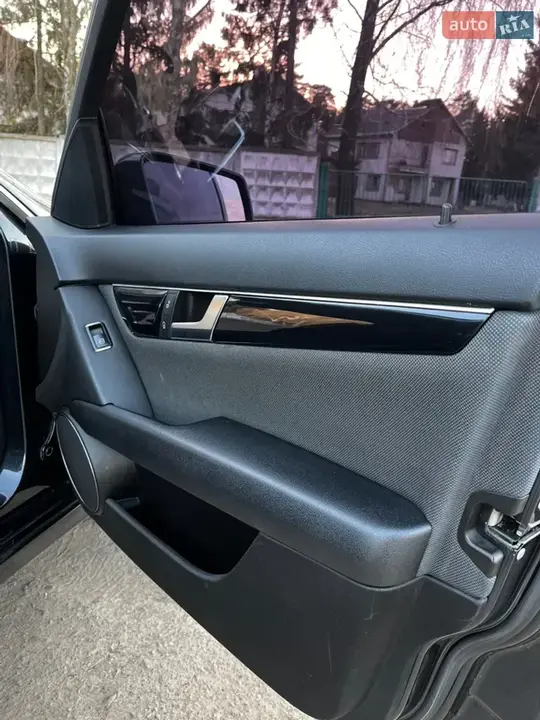 Mercedes-Benz C-Class 2011 photo 4