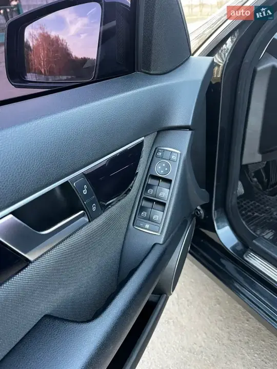 Mercedes-Benz C-Class 2011 photo 2