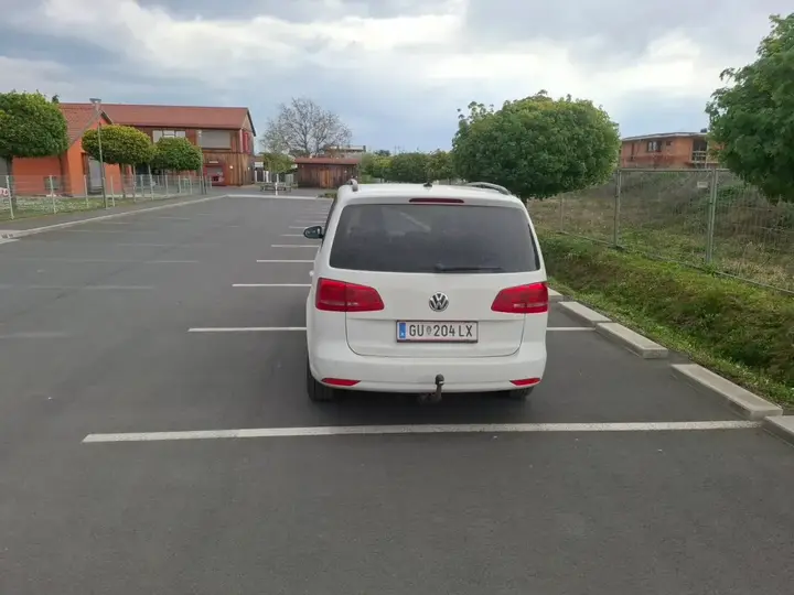 Volkswagen Touran 2011 photo 2