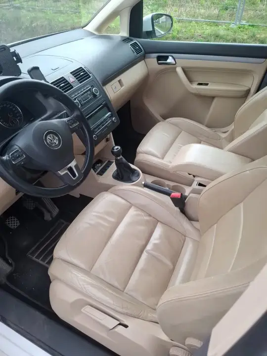 Volkswagen Touran 2011 photo 3