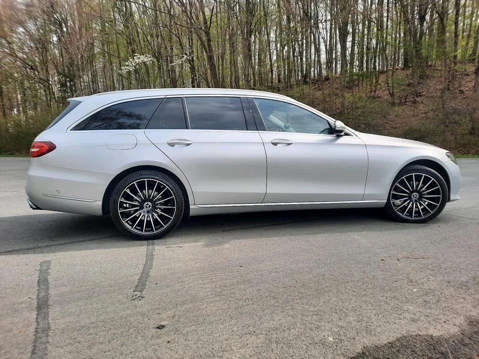 Mercedes-Benz E 220D