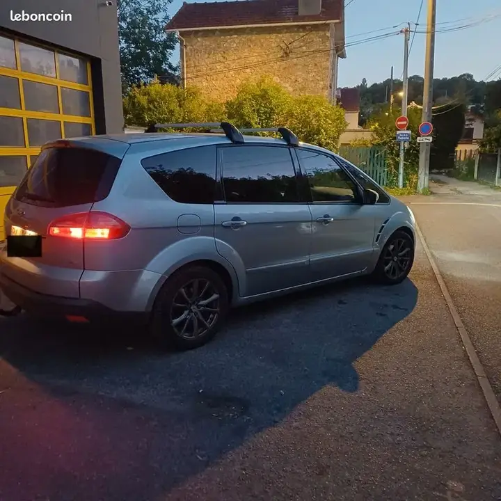 Ford Grand C-Max 2010 photo 2