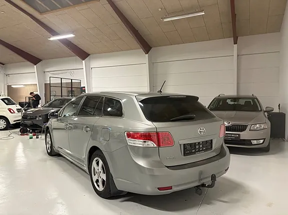 Toyota Avensis 2010 photo 3