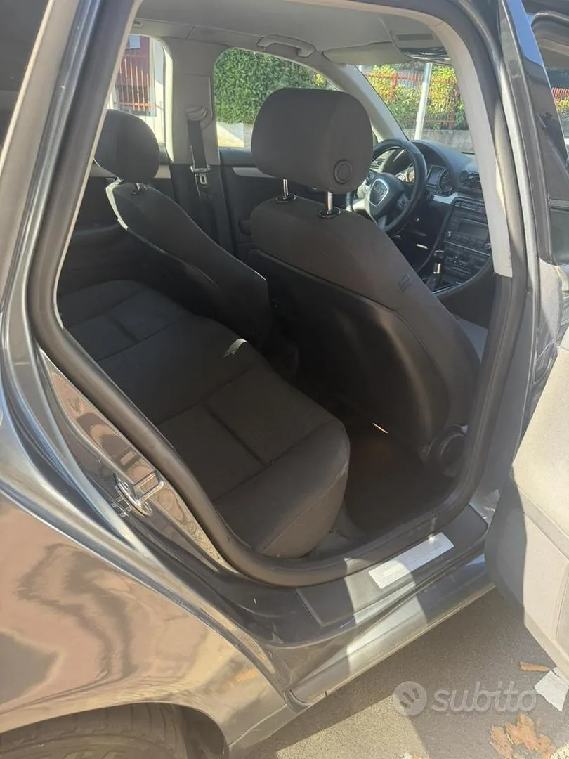 Audi A4 2010 photo 2
