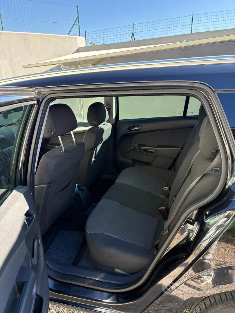 Opel Astra 2009 photo 2