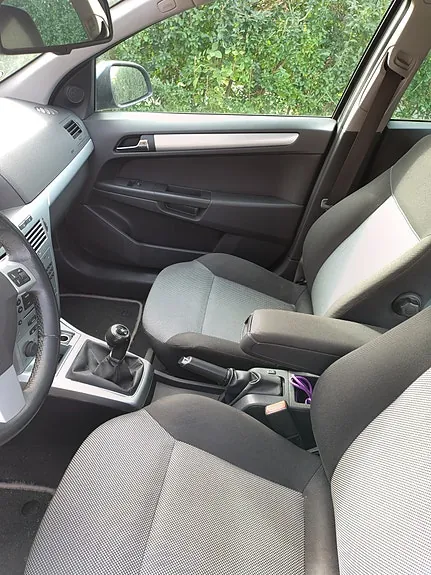 Opel Astra 2010 photo 2