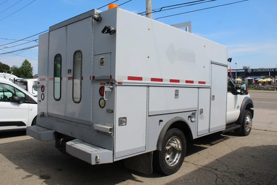 Ford F-550 2015 photo 2