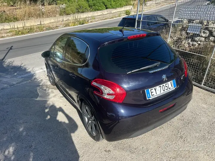 Peugeot 208 2015 photo 3