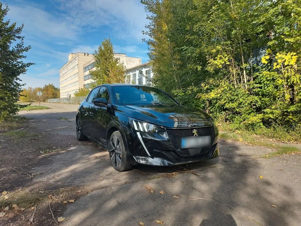 Peugeot E-208