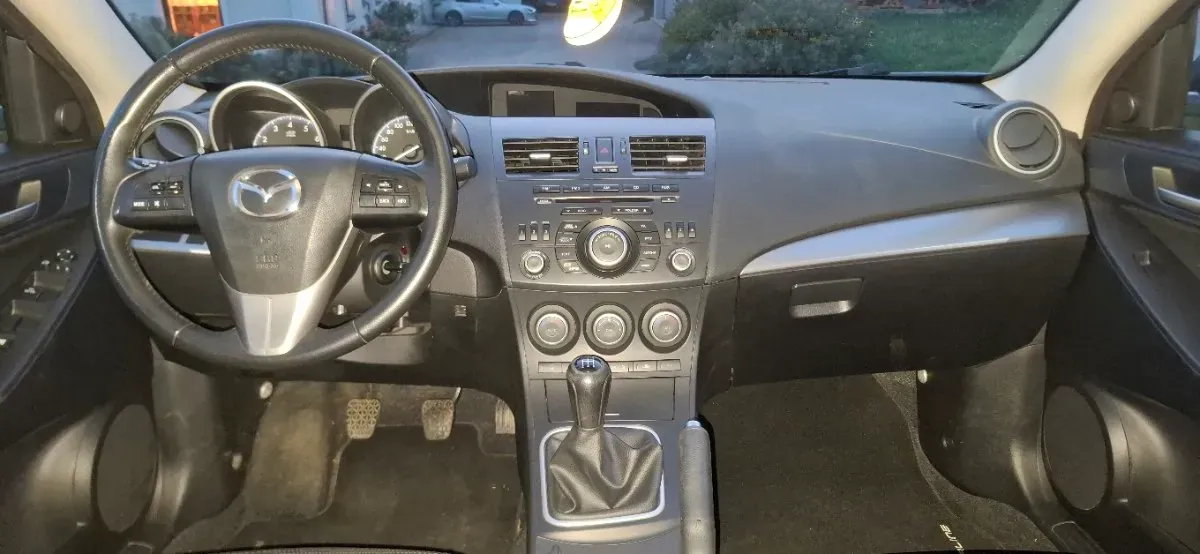 Mazda Mazda3 2012 photo 3
