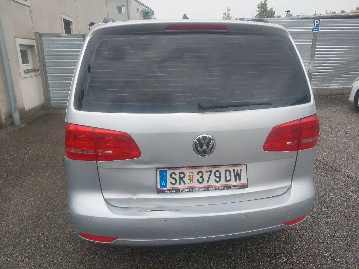 Volkswagen Touran 2012 photo 2