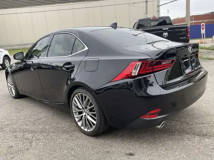 Lexus Is 300 2016 photo 5