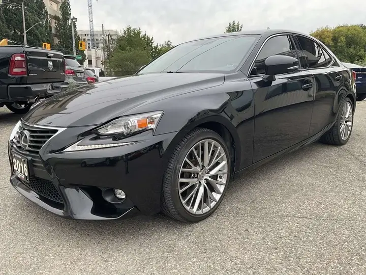 Lexus Is 300 2016 photo 3