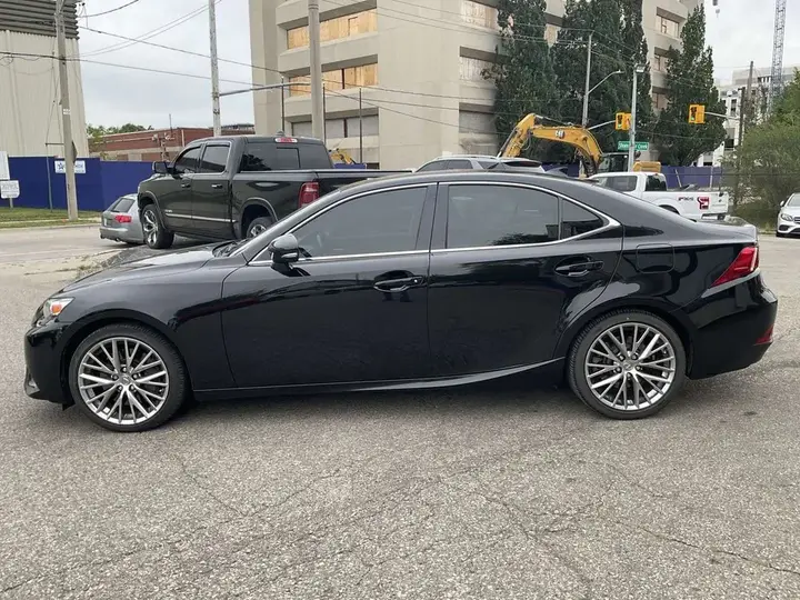 Lexus Is 300 2016 photo 4