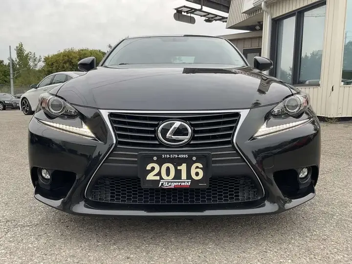 Lexus Is 300 2016 photo 2