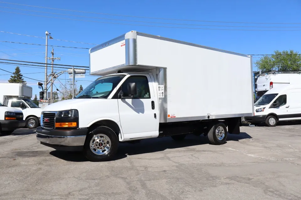GMC Savana 2026 photo 2
