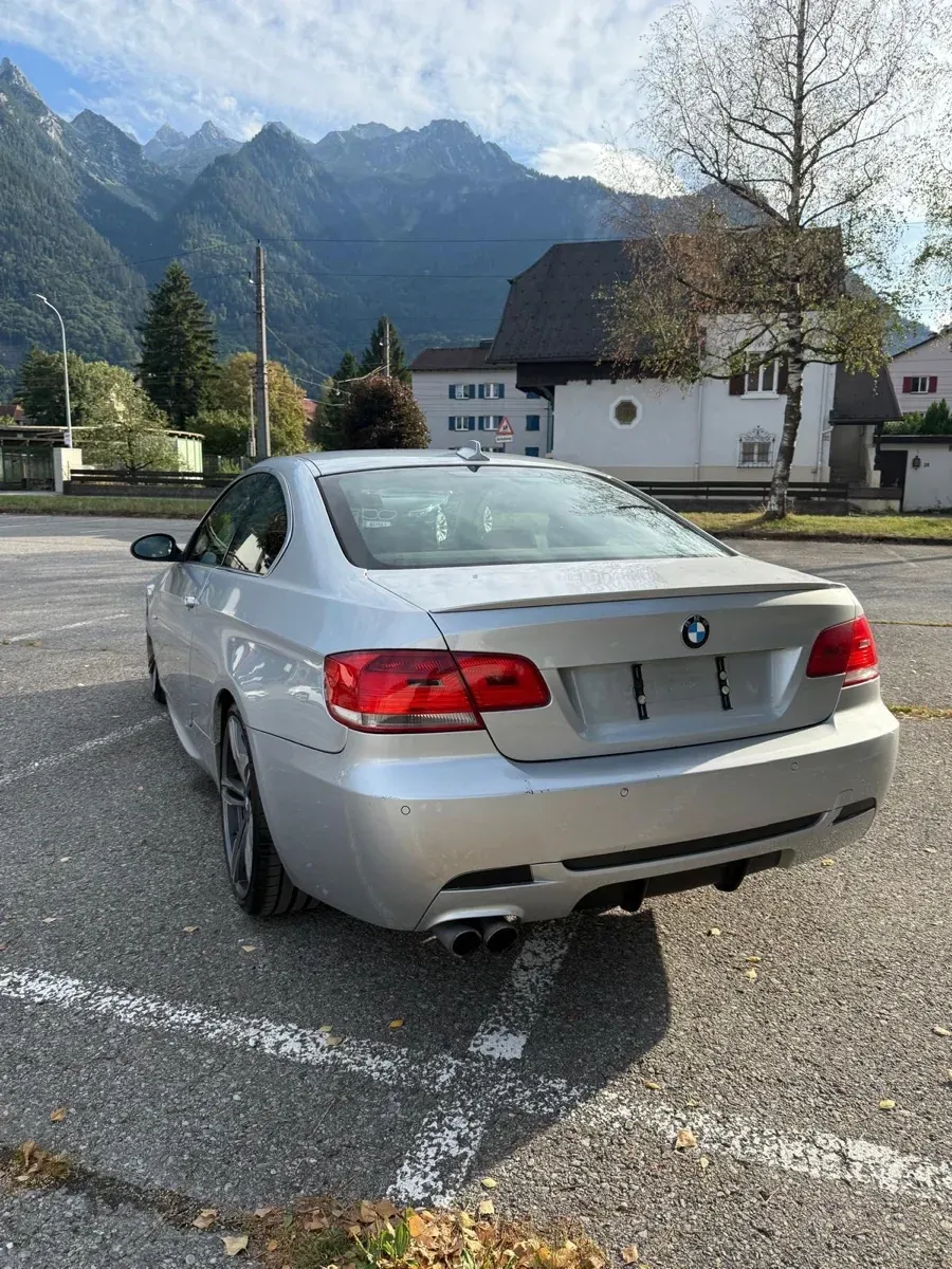 BMW 3 Series 2009 photo 2