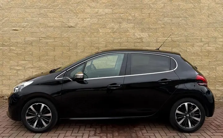 Peugeot 208 2018 photo 3