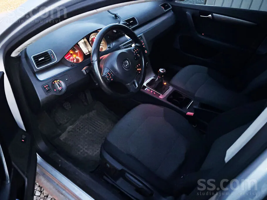 Volkswagen Passat 2011 photo 2