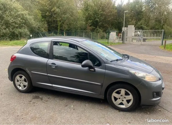 Peugeot 207 2011 photo 3