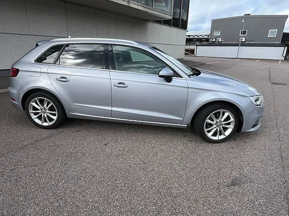 Audi A3 2015 photo 2