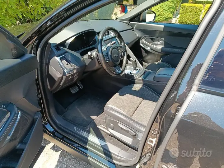 Jaguar E-Pace 2018 photo 5
