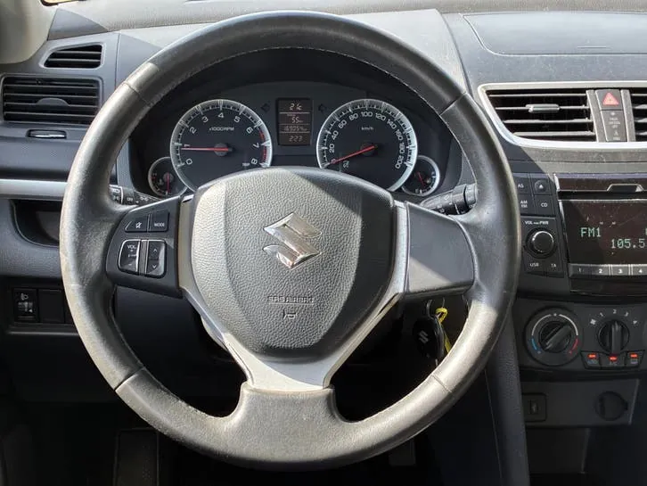 Suzuki Swift 2010 photo 2