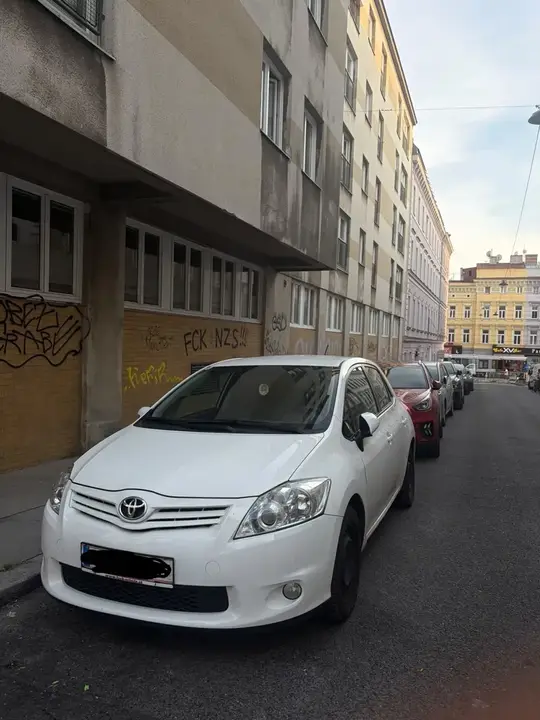 Toyota Auris 2010 photo 2