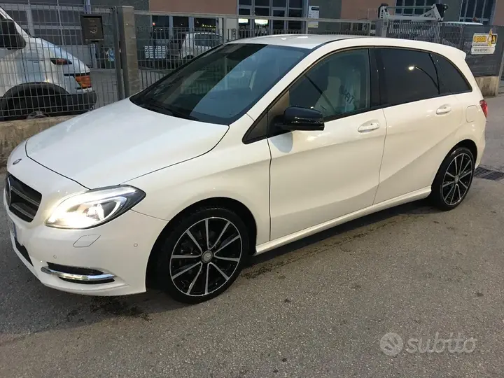 Mercedes-Benz B180 2013 photo 3