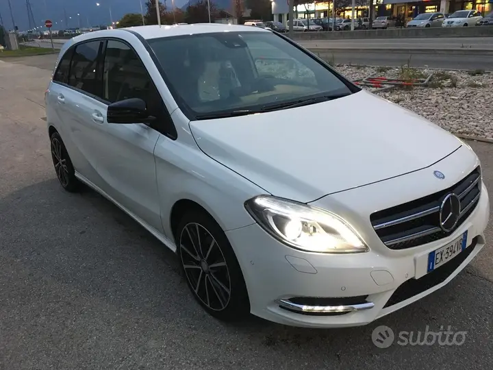 Mercedes-Benz B180 2013 photo 2