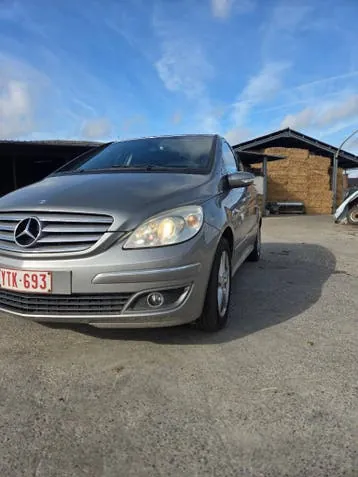 Mercedes-Benz B180