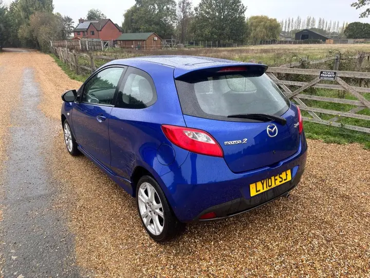 Mazda Mazda2 2010 photo 4