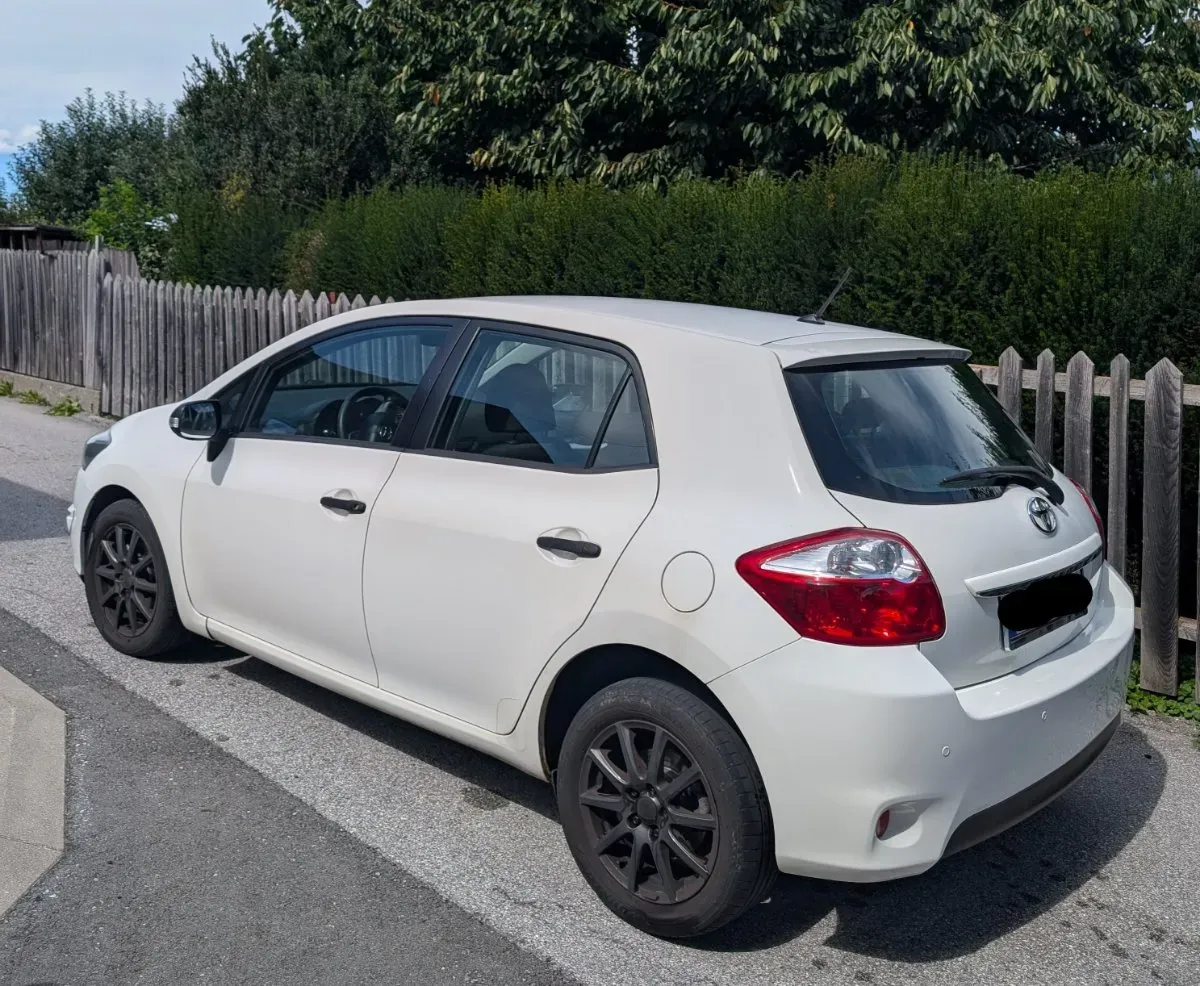 Toyota Auris 2012 photo 3